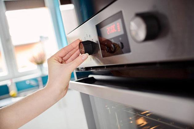 Setting the oven temperature